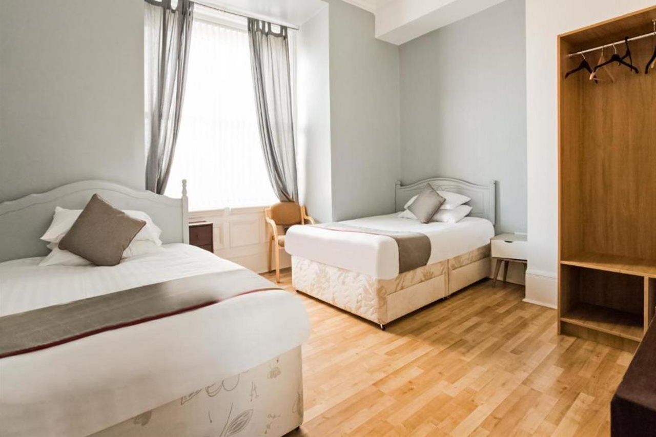 Newcastle West Hotel & Bar Екстер'єр фото